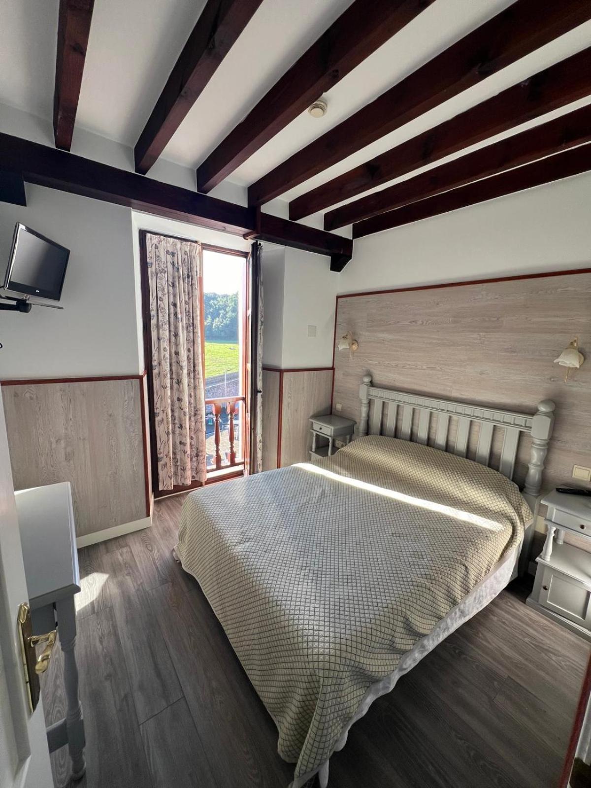 Hotel Villa Maria Revilla De Camargo Exteriör bild